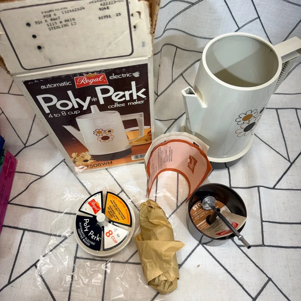 Regal Poly Perk Coffee Maker 4-8 Cup‎ White Vintage Floral Daisy 7508 1970s USA
